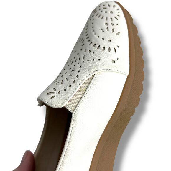 NEW Baretraps Amry Slip on Loafers Size 8 ivory Cream Lasercut Comfort Flats - Picture 8 of 11